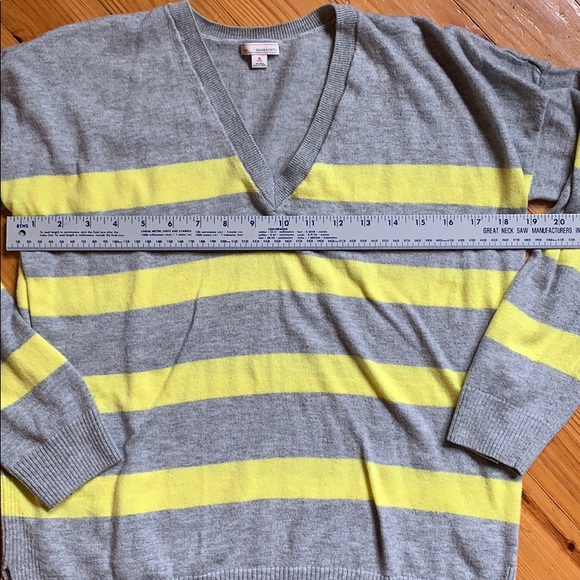 Gap Petite Med V-neck Lightweight Sweater 🦋 3/$25 - Picture 3 of 5